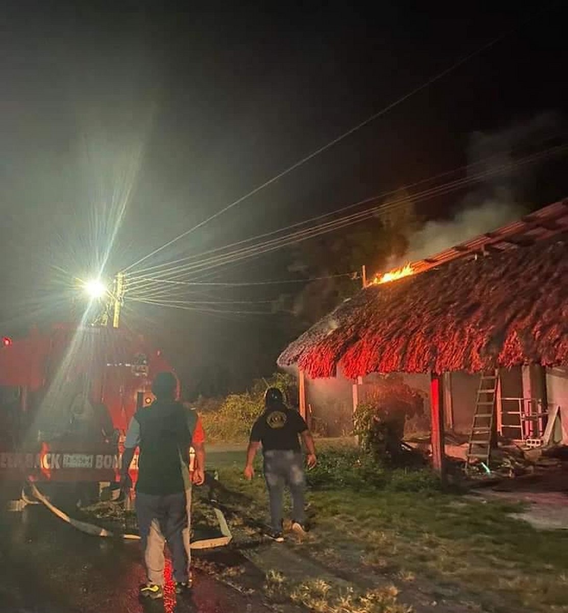 Los vecinos colaboraron para apagar el fuego Los vecinos colaboraron para apagar el fuego