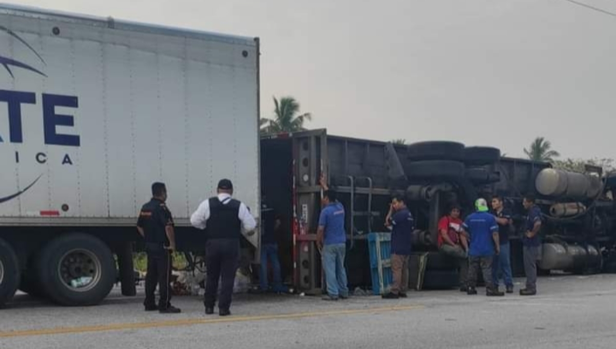 El conductor del tráiler resultó ileso en la vía Sabancuy-Champotón El conductor del tráiler resultó ileso en la vía Sabancuy-Champotón