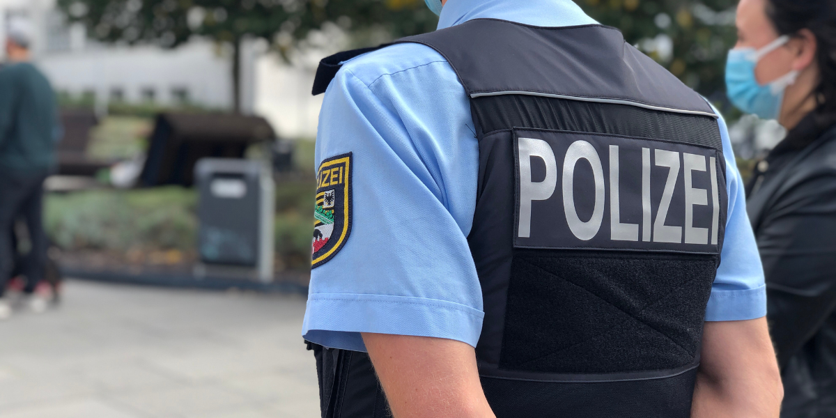 La policía llegó al lugar para auxiliar al herido por el animal. Foto: Especial