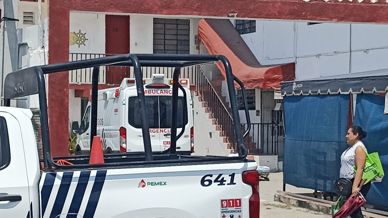 El hombre fue descubierto en un charco de sangre por empleados del motel