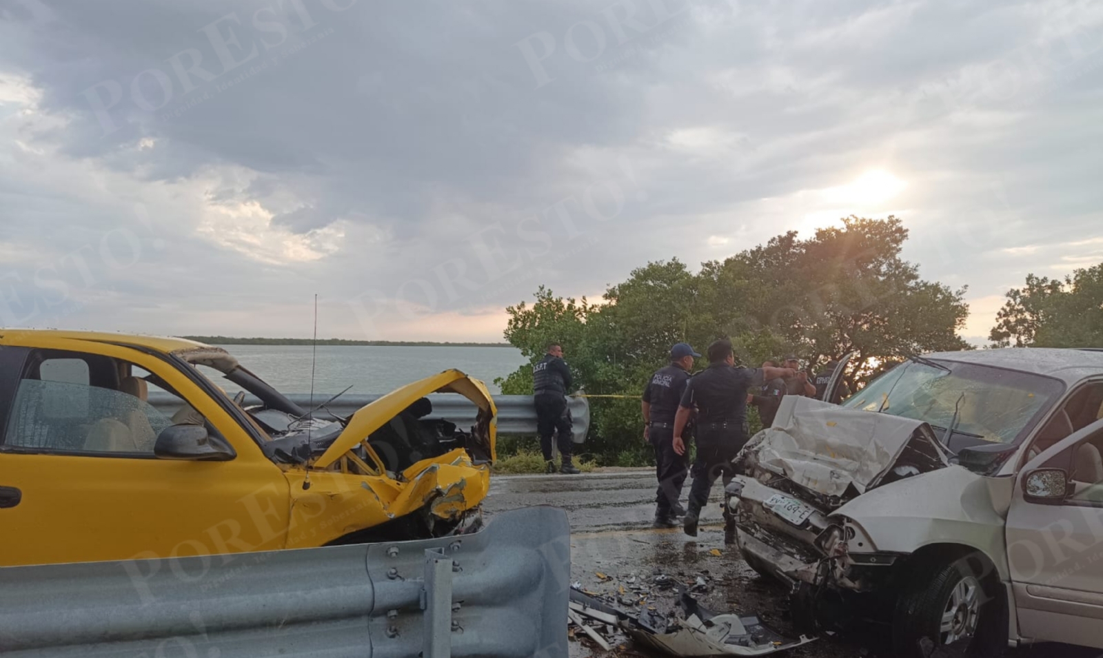 El accidente ocurrió entre dos camionetas que chocaron de frente El accidente ocurrió entre dos camionetas que chocaron de frente