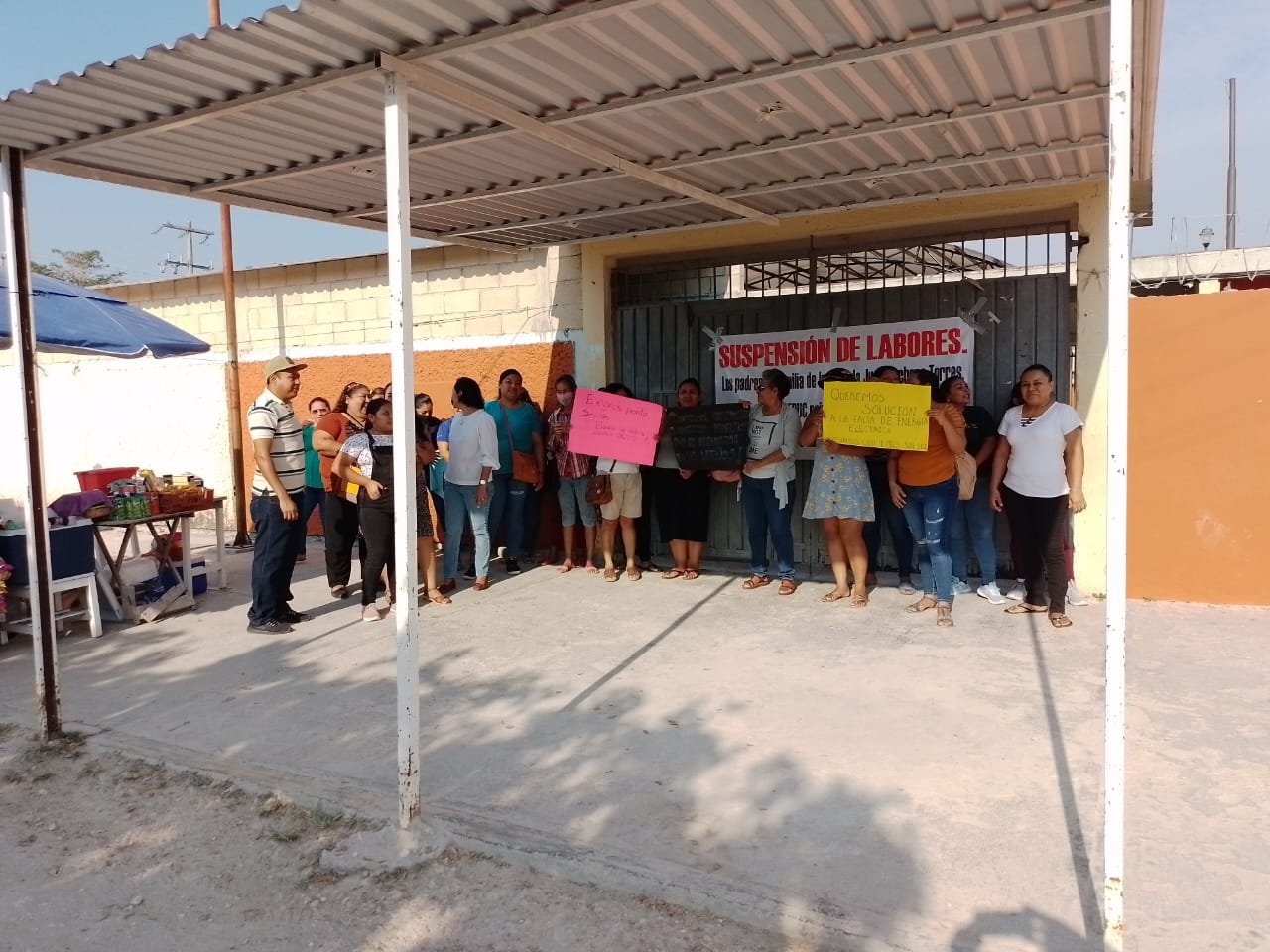 Padres de familia cierran escuela en Escárcega por ola de robos y falta de luz