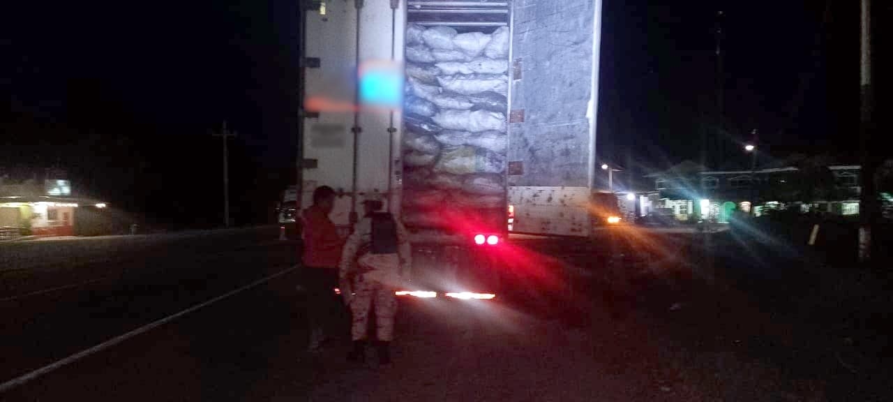 El cargamento de carbón vegetal fue asegurado por la Guardia Nacional en Escárcega