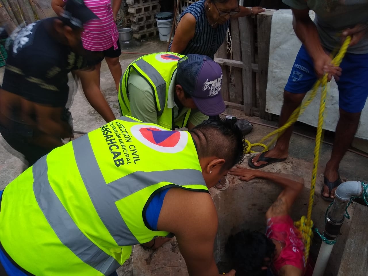 Personal de Protección Civil rescató a la perrita Personal de Protección Civil rescató a la perrita