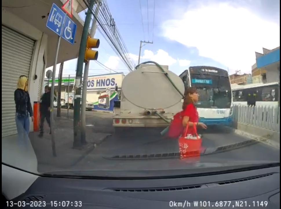 El momento fue captado por la cámara de un automóvil El momento fue captado por la cámara de un automóvil