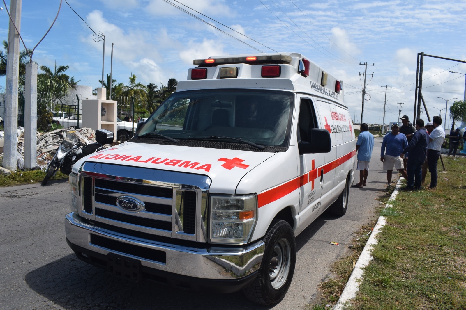 Paramédicos atendieron al motociclista herido Paramédicos atendieron al motociclista herido
