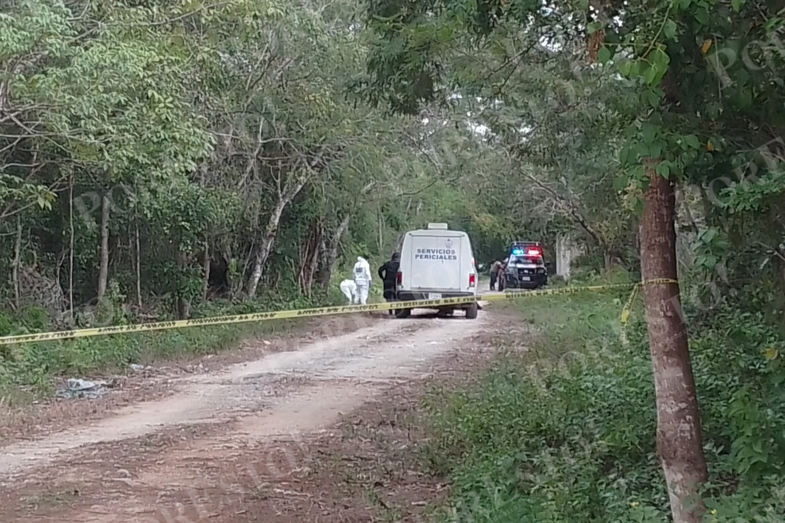 Elementos de la semefo se encuentran realizando el levantamiento del cuerpo