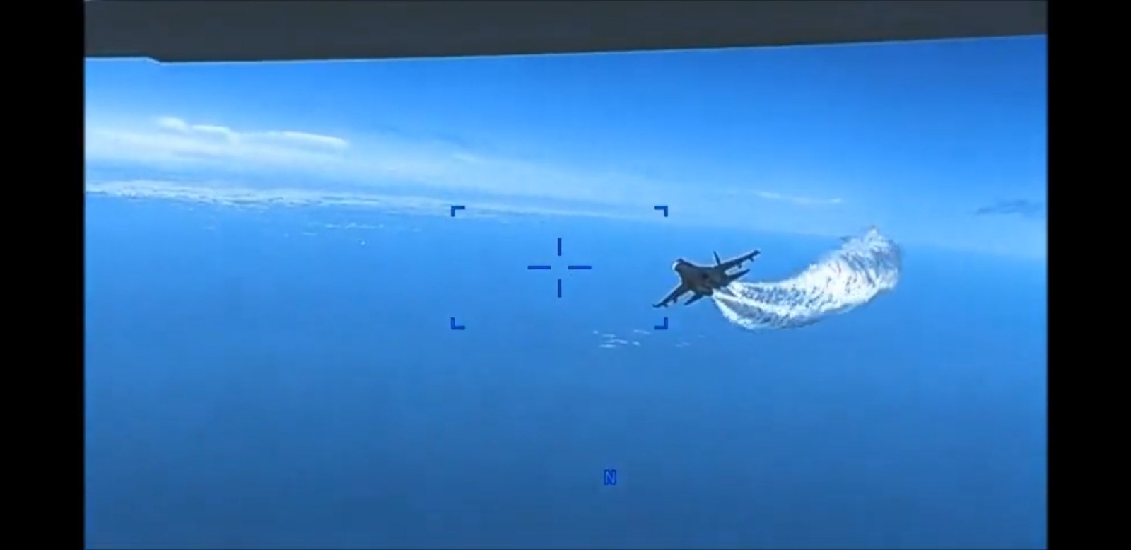 Avión de caza ruso acercándose al dron de vigilancia estadounidense Avión de caza ruso acercándose al dron de vigilancia estadounidense