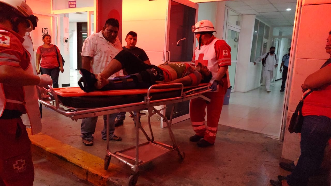 El hombre fue atendido por paramédicos, quienes lo trasladaron a un hospital para su tratamiento El hombre fue atendido por paramédicos, quienes lo trasladaron a un hospital para su tratamiento