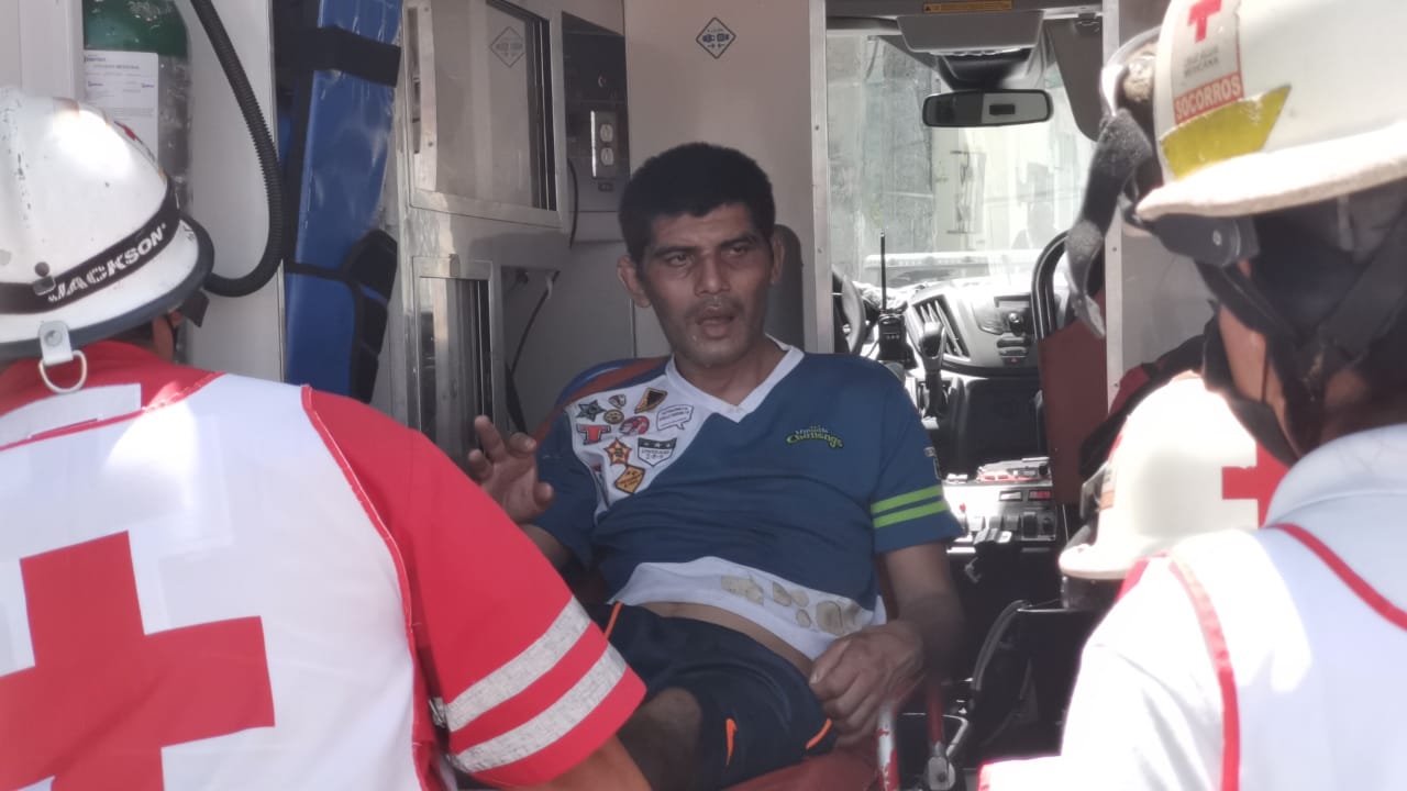 El hombre fue atendido por paramédicos de la Cruz Roja El hombre fue atendido por paramédicos de la Cruz Roja