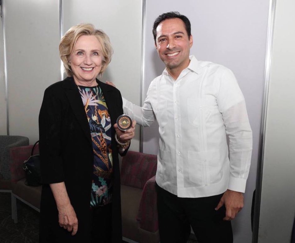Mauricio Vila se reunió con Hillary Clinton en la Convención Bancaria 2023