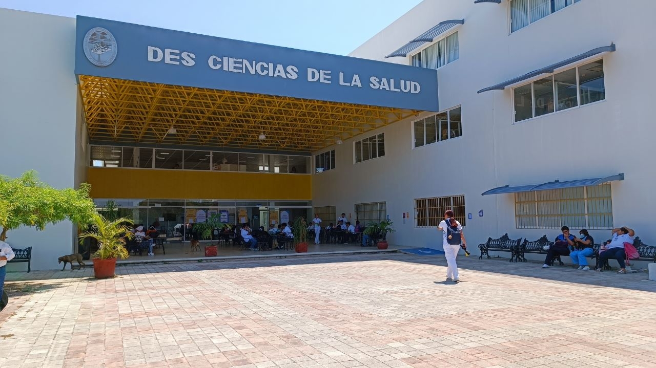 Manifestantes acusan que el nuevo director ni siquiera es doctor