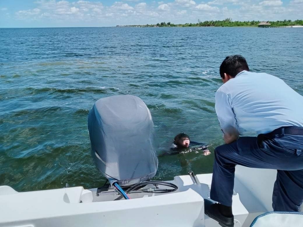 La familia fue llevada a tierra firme La familia fue llevada a tierra firme