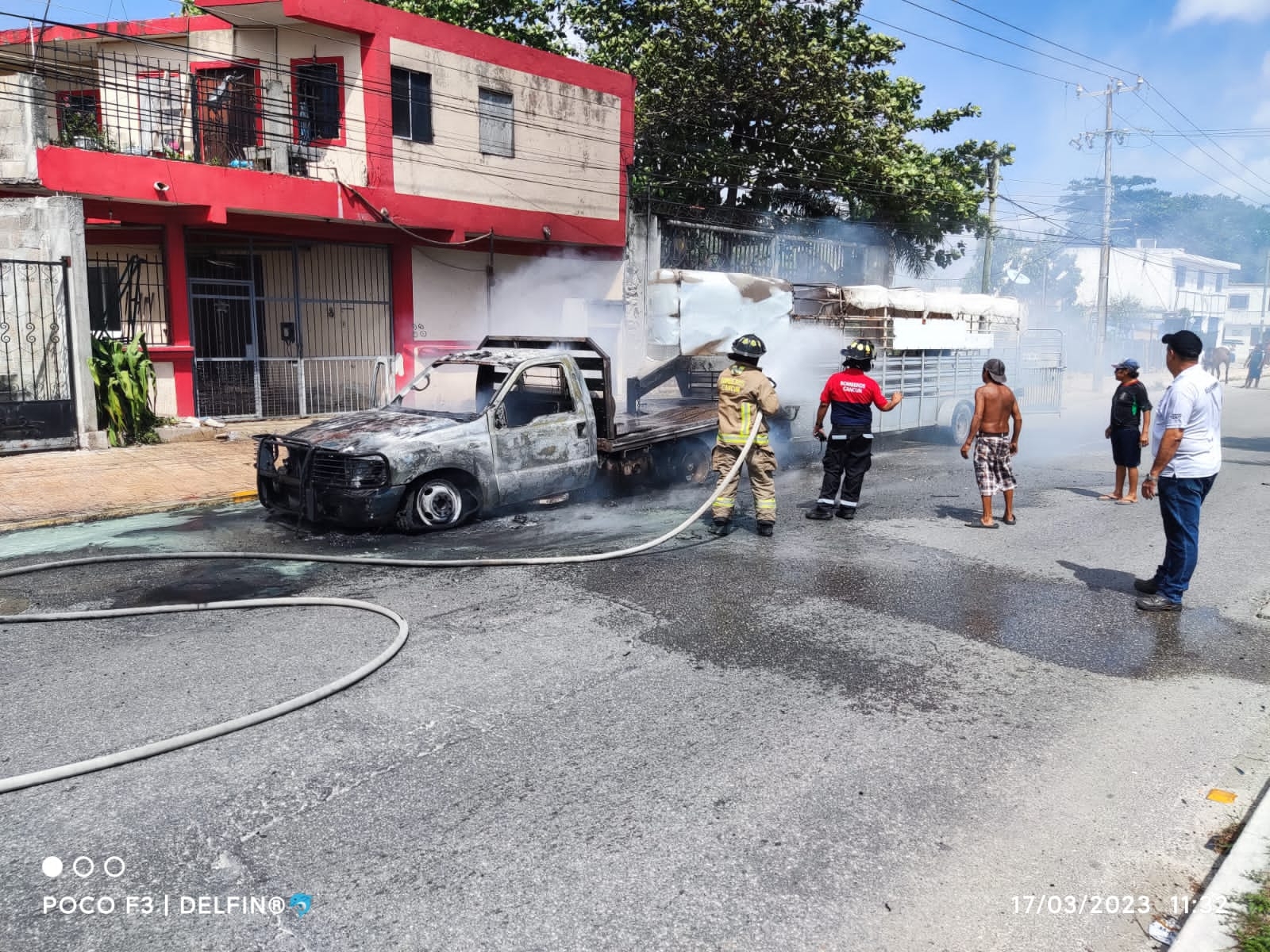 Se desconoce qué originó el fuego en una camioneta que alcanzó el remolque donde los transportaban