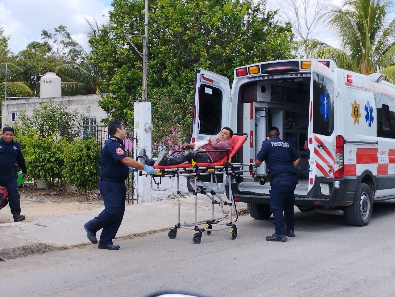 Hombre se fractura el brazo al caer de 3 metros de altura en Tizimín