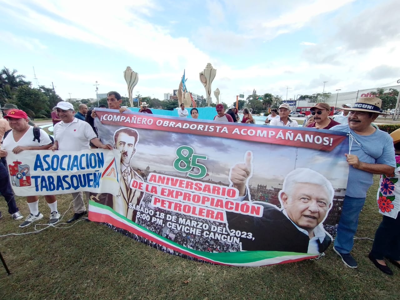 En punto de las 17:30 se congregaron en la glorieta El Ceviche para expresarle su apoyo al presidente y a la cuarta transformación