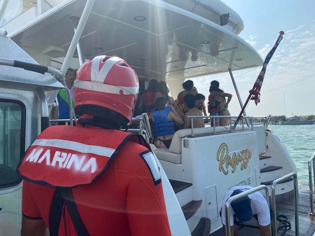 La embarcación 'Danielo' se estaba hundiendo cerca del muelle de altura La embarcación 'Danielo' se estaba hundiendo cerca del muelle de altura