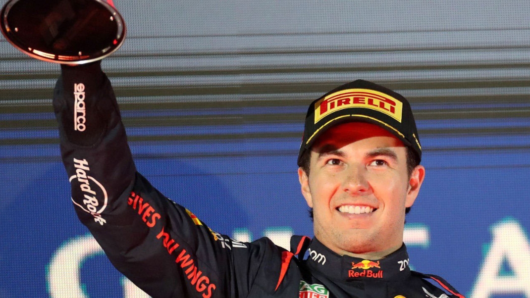 Checo Pérez logra su primer campeonato en lo que va la temporada; le hace pelea a Verstappen Checo Pérez logra su primer campeonato en lo que va la temporada; le hace pelea a Verstappen