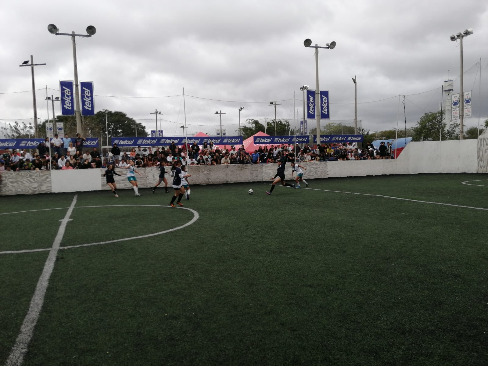 Ni la lluvia ni el mal tiempo detuvieron los partidos de futbol