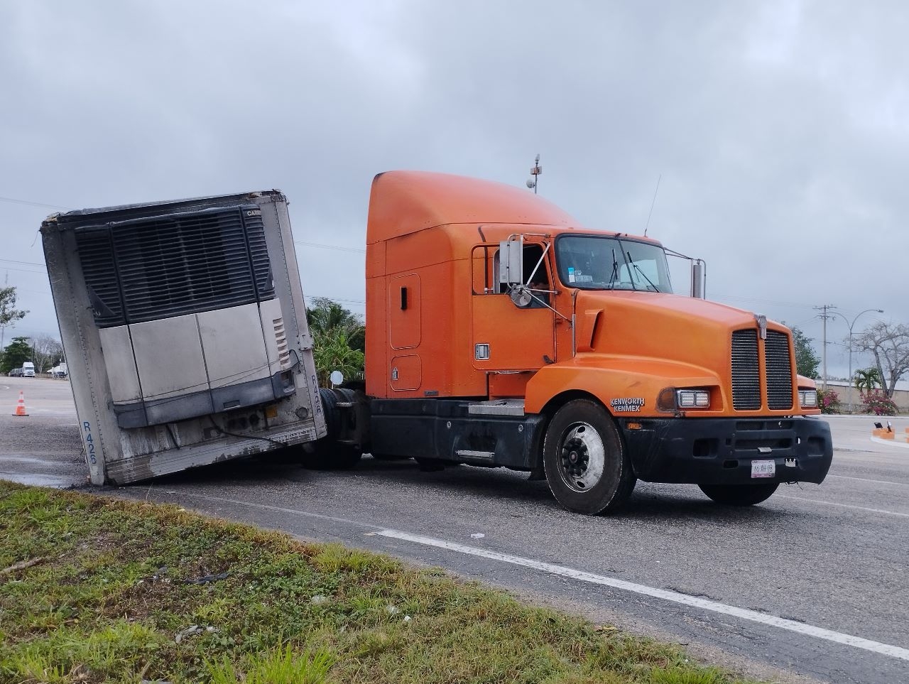 La pesada unidad quedó atravesada a media carretera