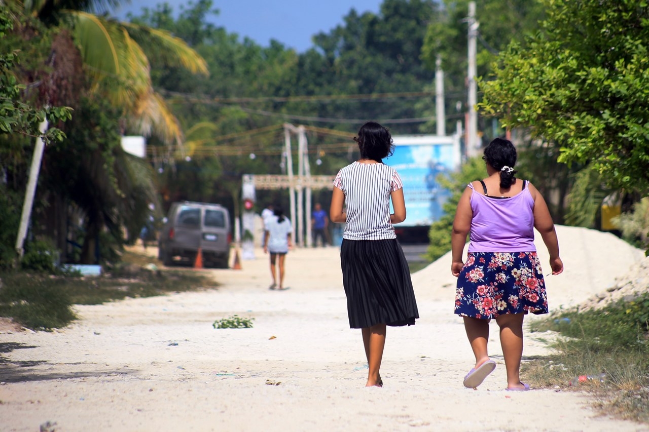 Cada vez hay más mujeres y niños trabajando en las esquinas o pidiendo limosna