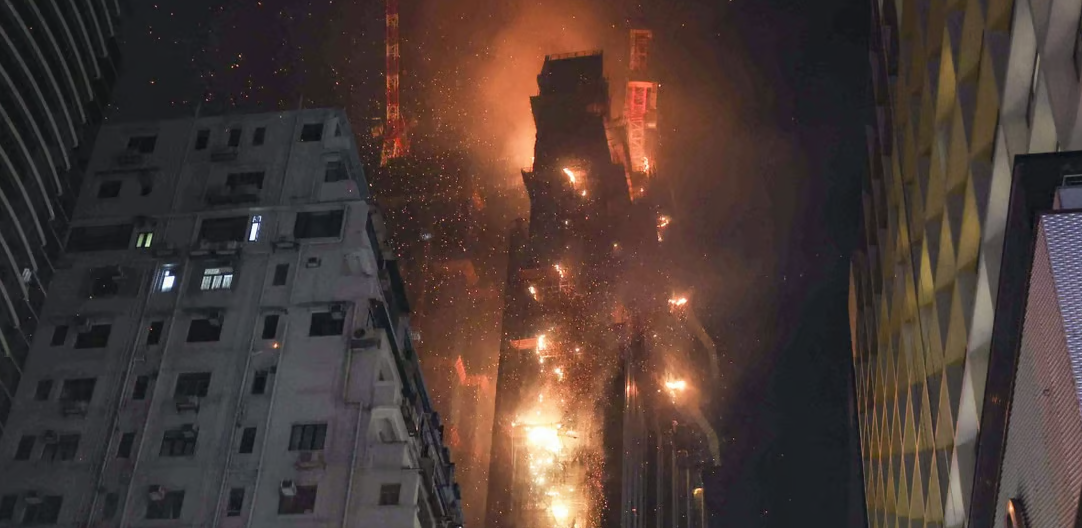 Los bomberos ya se encuentran trabajando en el lugar del incendio en Hong Kong Los bomberos ya se encuentran trabajando en el lugar del incendio en Hong Kong