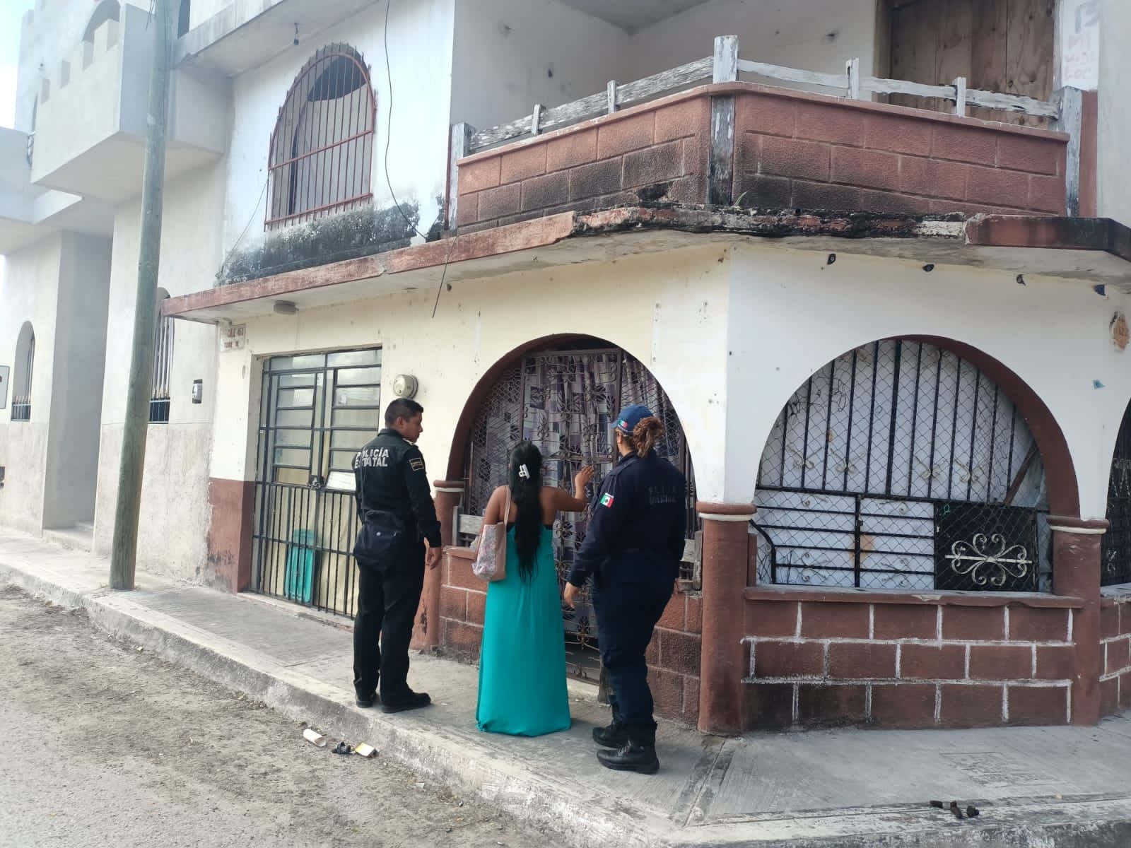 Adriana Uscanga dijo ser dueña de la vivienda; acudió con la policía para intentar desalojar a los ocupantes Adriana Uscanga dijo ser dueña de la vivienda; acudió con la policía para intentar desalojar a los ocupantes