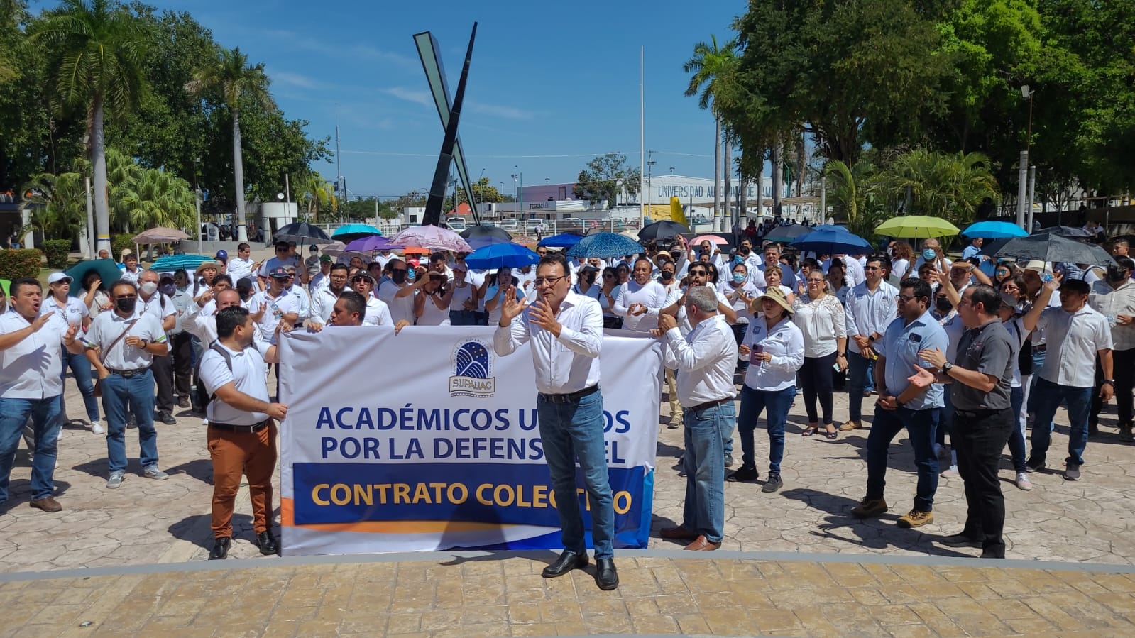 Los sindicalizados protestan afuera de la Rectoría