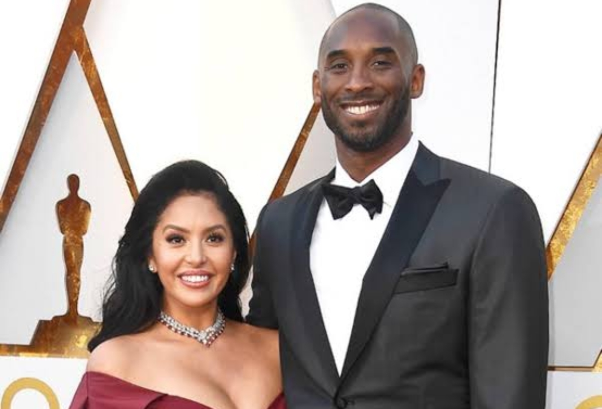 Vanessa y Kobe Bryant posan juntos en una alfombra roja