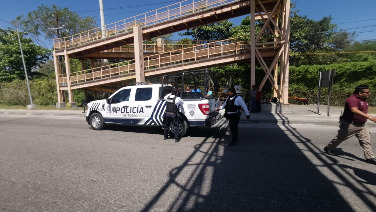 El joven fue sometido por policías para trasladarlo a un centro médico El joven fue sometido por policías para trasladarlo a un centro médico