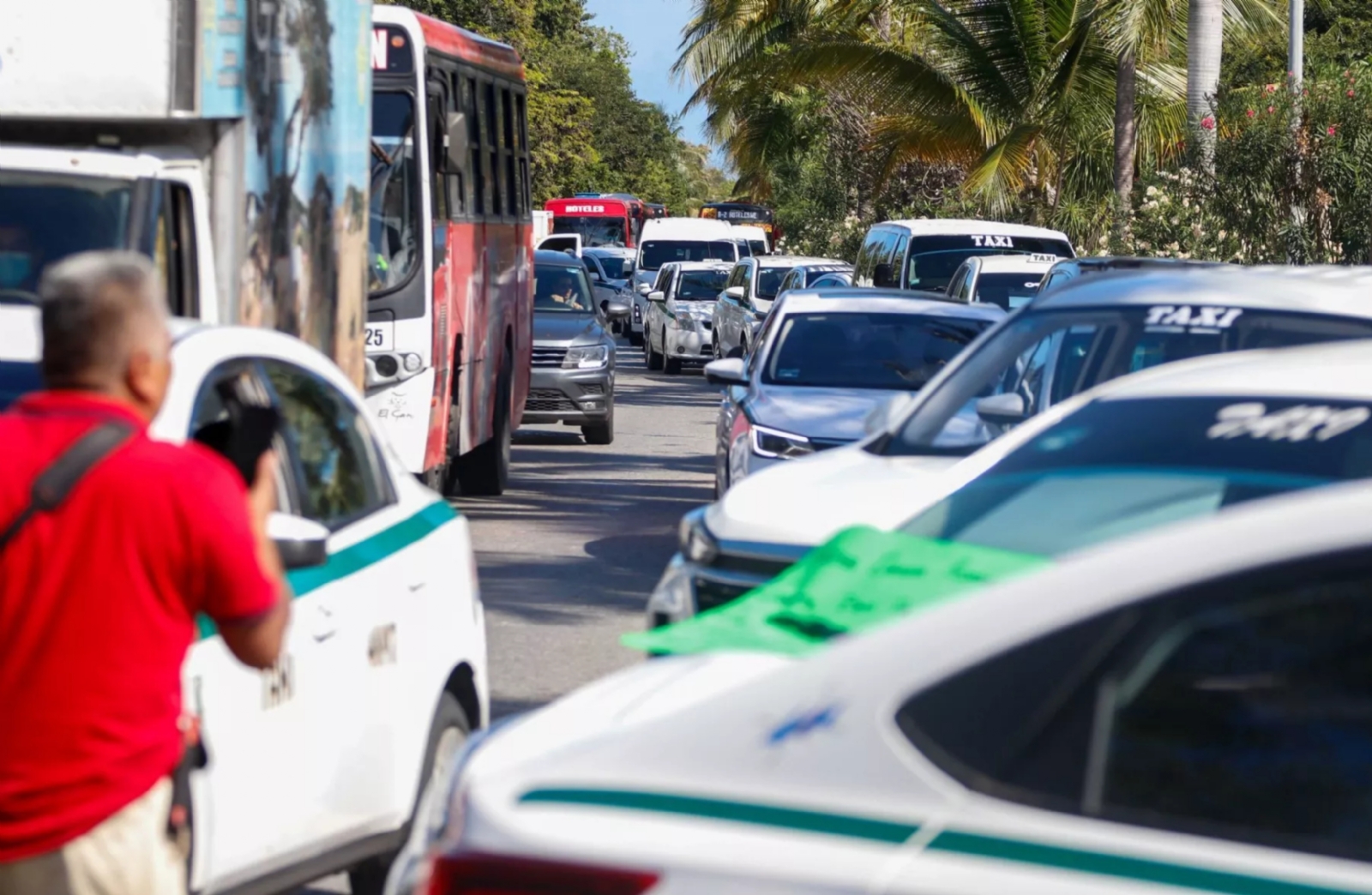 Taxista explica a extranjeros como pedir UBER en Cancún: VIDEO
