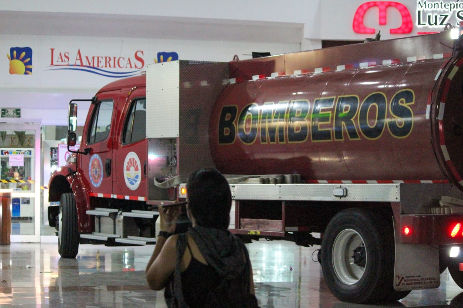 Bomberos llegaron al lugar del reporte para hacer frente al fuego Bomberos llegaron al lugar del reporte para hacer frente al fuego