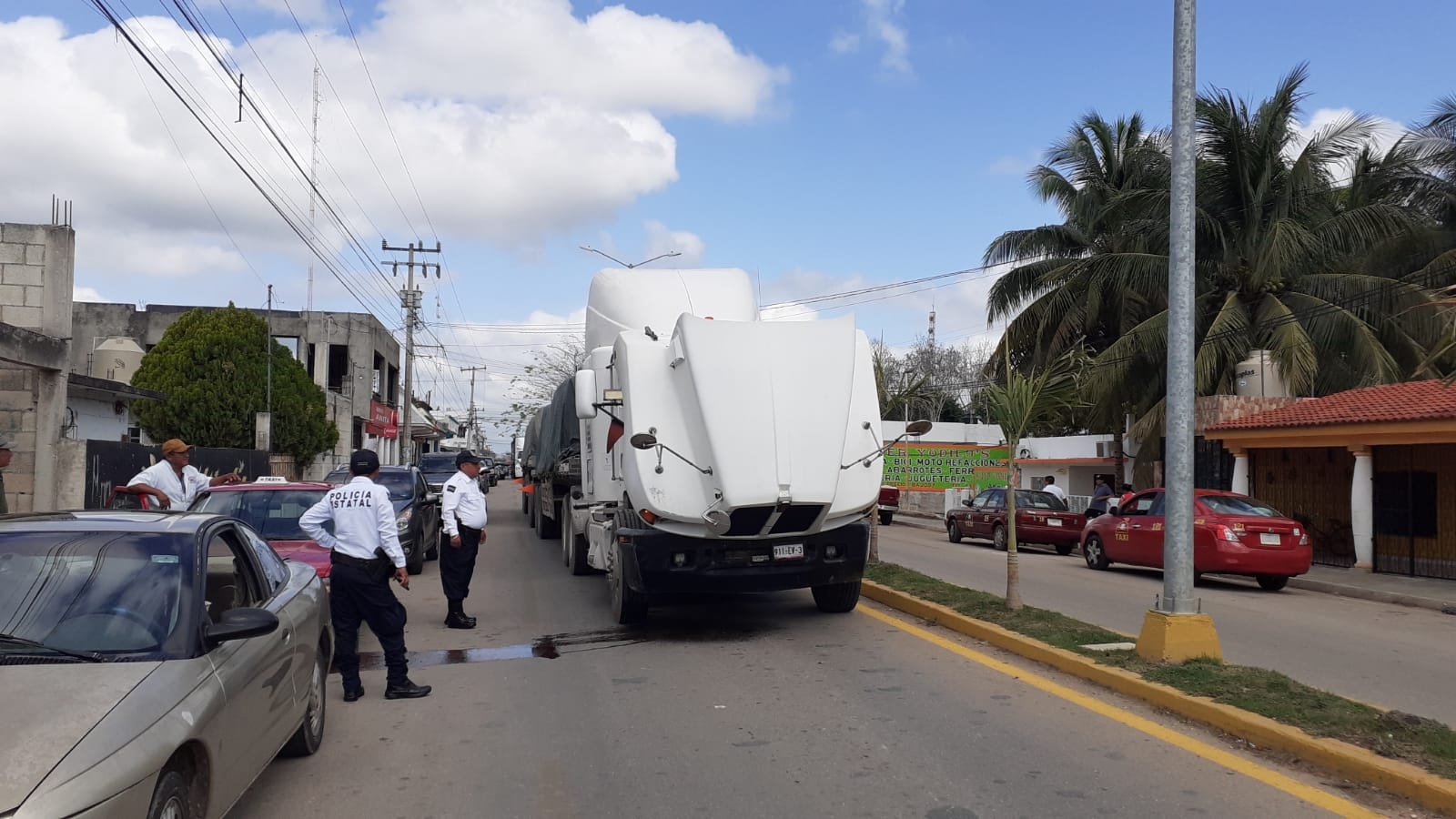 El tránsito en la avenida de José María Morelos está bloqueado El tránsito en la avenida de José María Morelos está bloqueado