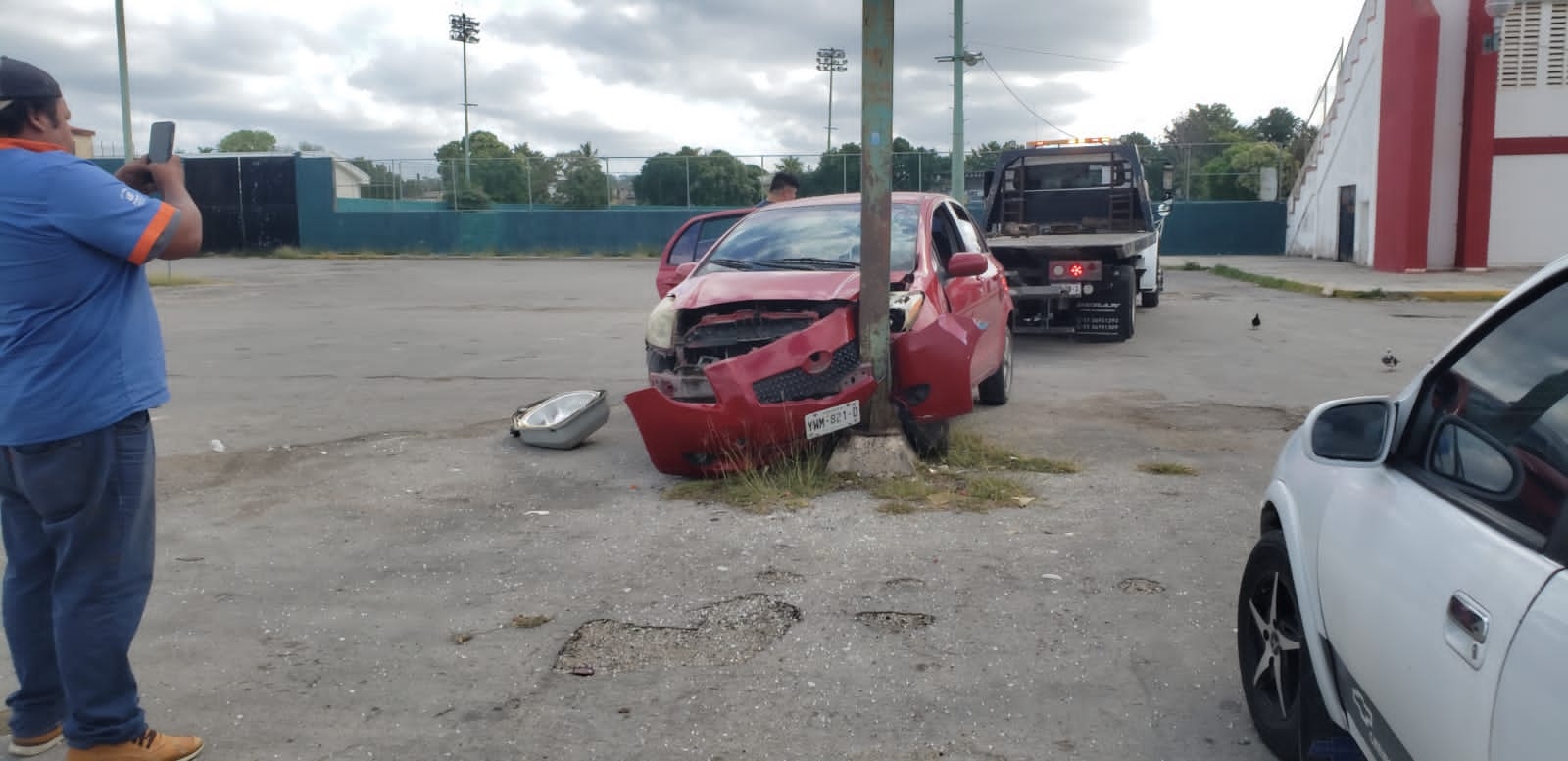 Los tripulantes del auto presentaron heridas tras el choque