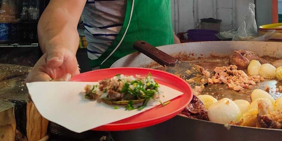 Mujer se hace viral por prepararle mini tacos a su perrito Chihuahua