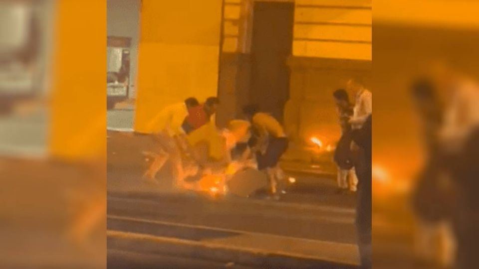 Hombre prende a fuego a su novia en medio de la calle en Perú Hombre prende a fuego a su novia en medio de la calle en Perú