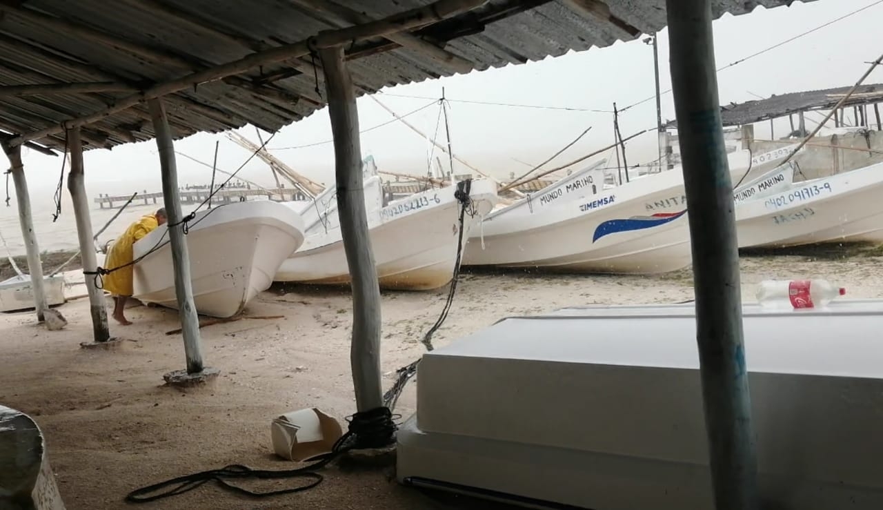 Los pescadores reparan sus redes y lanchas al no poder salir a pescar Los pescadores reparan sus redes y lanchas al no poder salir a pescar