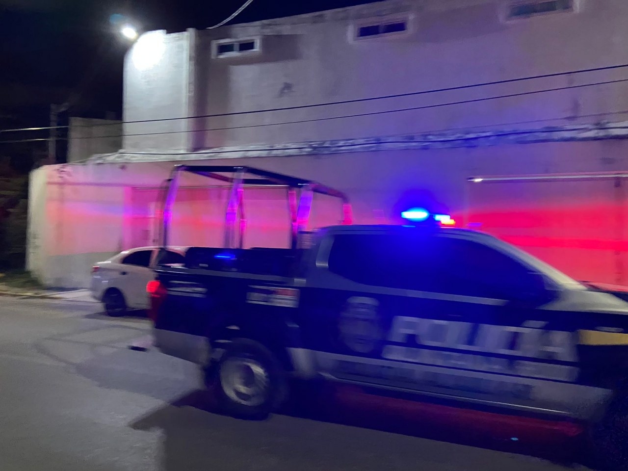Se bajaron de la patrulla y corrieron esposados