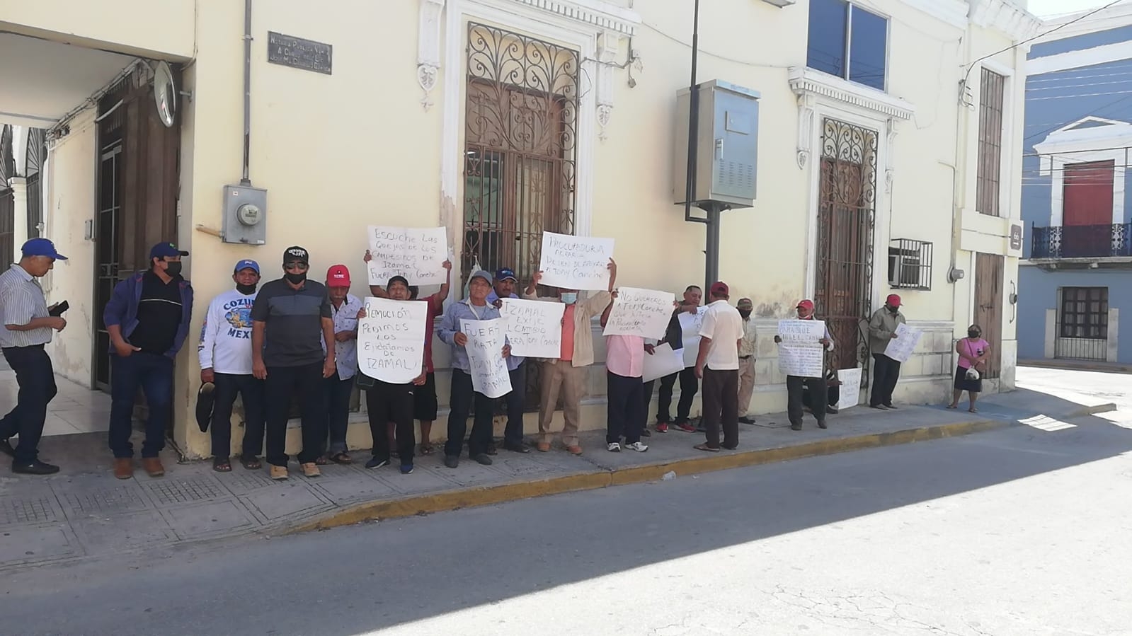 Campesinos de Izamal se manifiestan en la Procuraduría Agraria de Mérida Campesinos de Izamal se manifiestan en la Procuraduría Agraria de Mérida