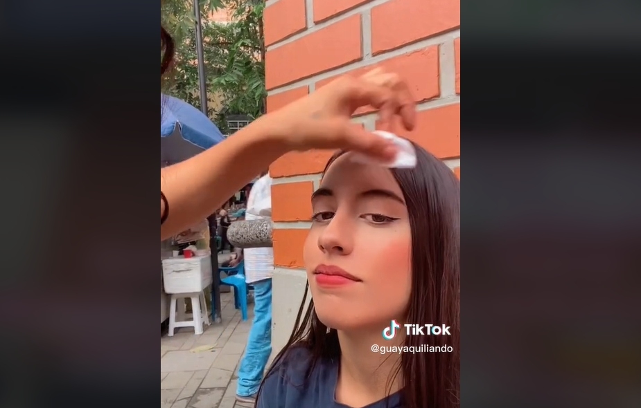 ‘Parezco Vicente Fernández’, joven se hace las cejas en puesto callejero ‘Parezco Vicente Fernández’, joven se hace las cejas en puesto callejero