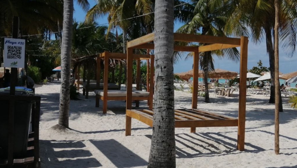 Los camastros ocupan casi toda la playa