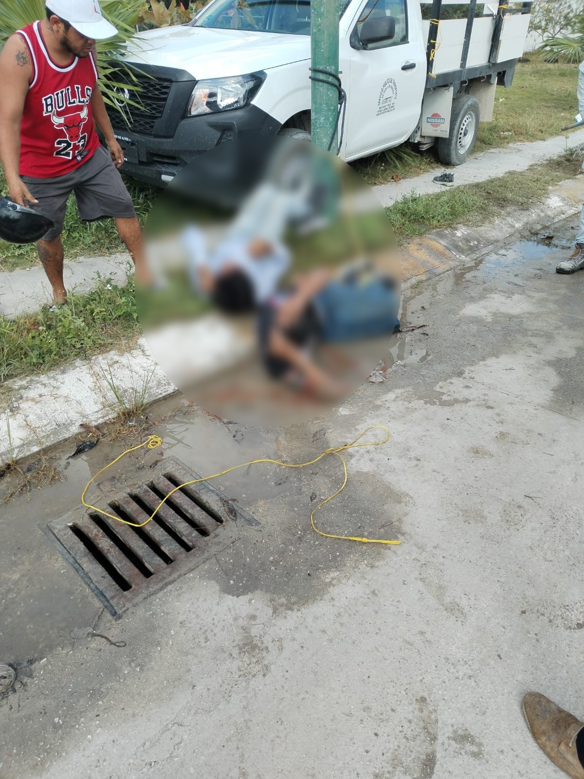 Policías municipales llegaron al lugar y luego de dispersar a los enardecidos vecinos trasladaron a los delincuentes a los separos Policías municipales llegaron al lugar y luego de dispersar a los enardecidos vecinos trasladaron a los delincuentes a los separos
