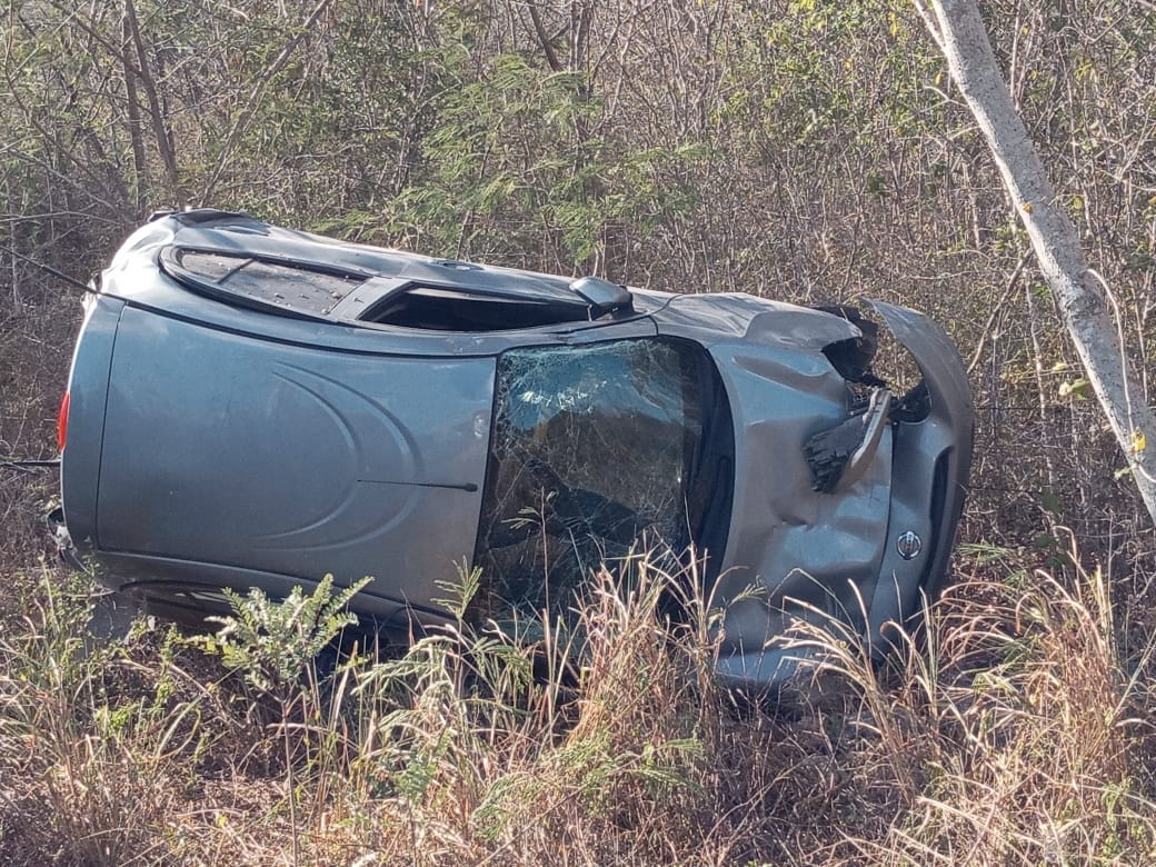 La conductora resultó ilesa pese a la volcadura La conductora resultó ilesa pese a la volcadura