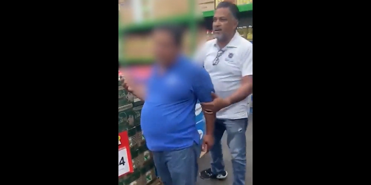 Un hombre acosa a una mujer en un supermercado en Colima y queda grabado