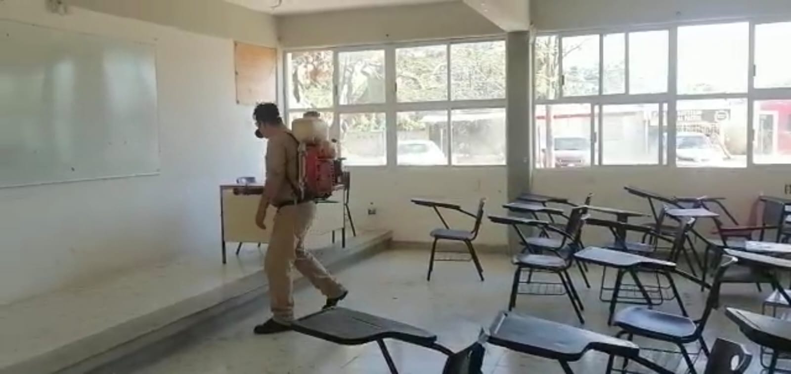 Los alumnos del Cetis 82 de Champotón aseguran que aún hay garrapatas en dos aulas a pesar de que realizaron fumigación Los alumnos del Cetis 82 de Champotón aseguran que aún hay garrapatas en dos aulas a pesar de que realizaron fumigación