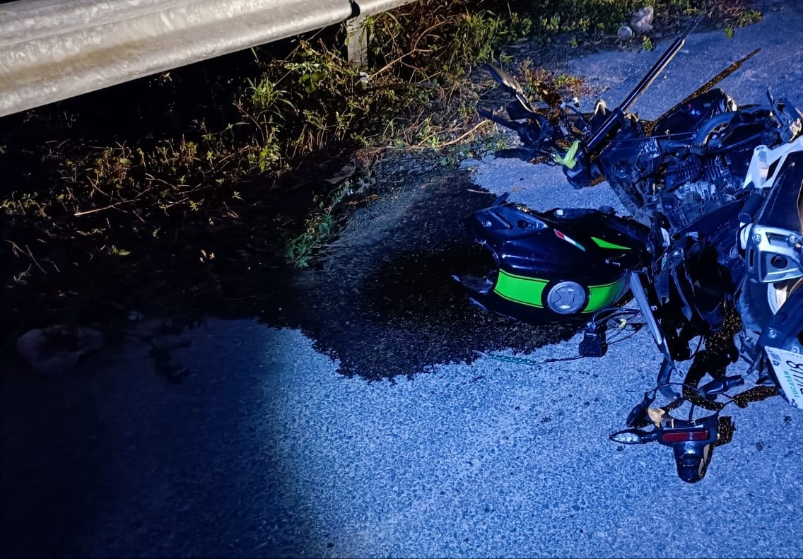La moto quedó totalmente destrozada y el carro presentó daños materiales en la parte frontal.