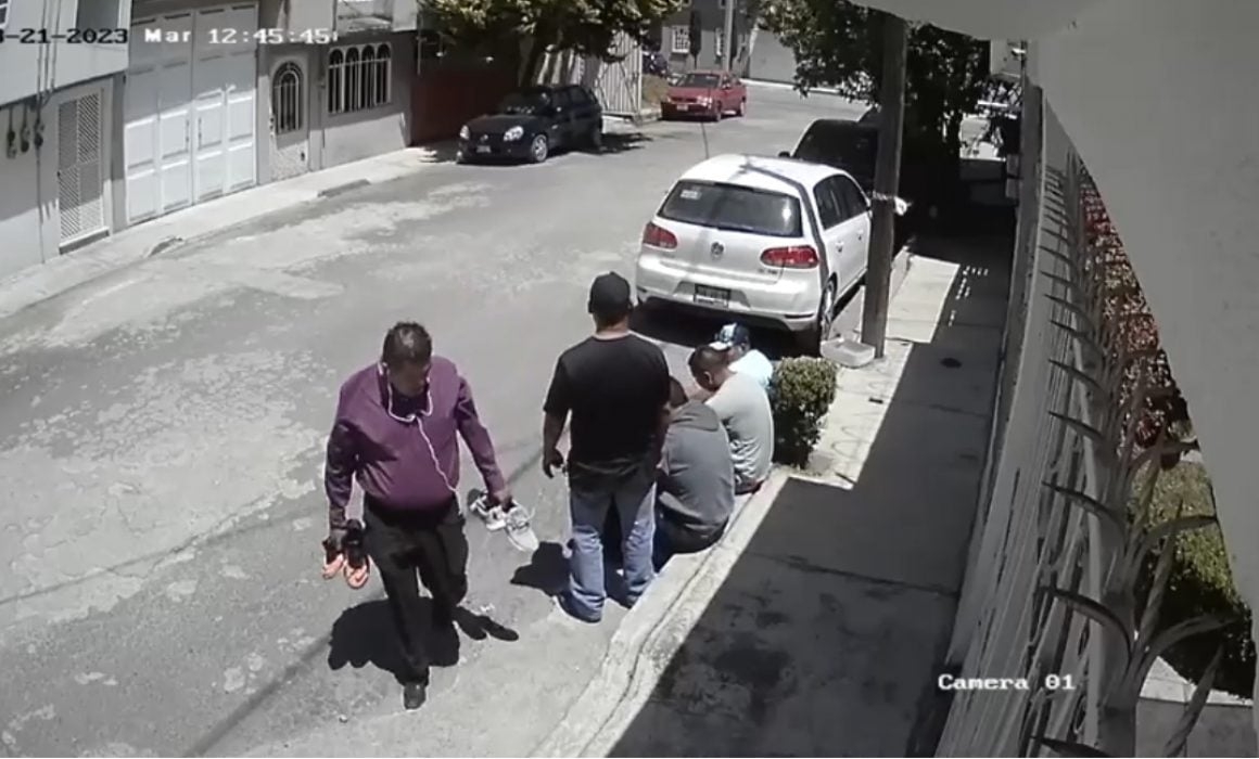 Asaltan a dos hombres en Toluca, Edomex y les quitan hasta los tenis