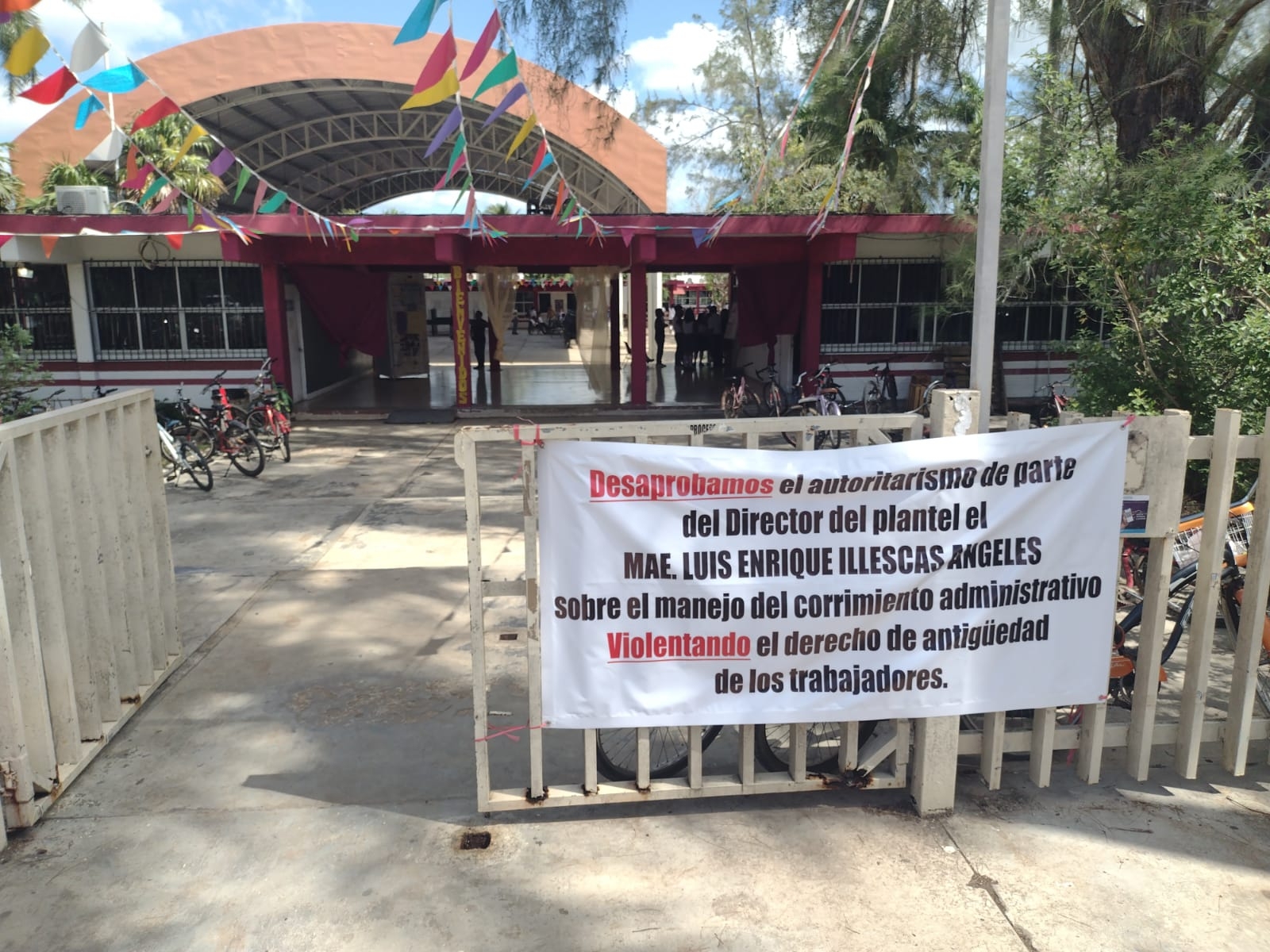 Los trabajadores se manifiestan, exigiendo y desaprobando el trámite de la asignación de una plaza administrativa Los trabajadores se manifiestan, exigiendo y desaprobando el trámite de la asignación de una plaza administrativa
