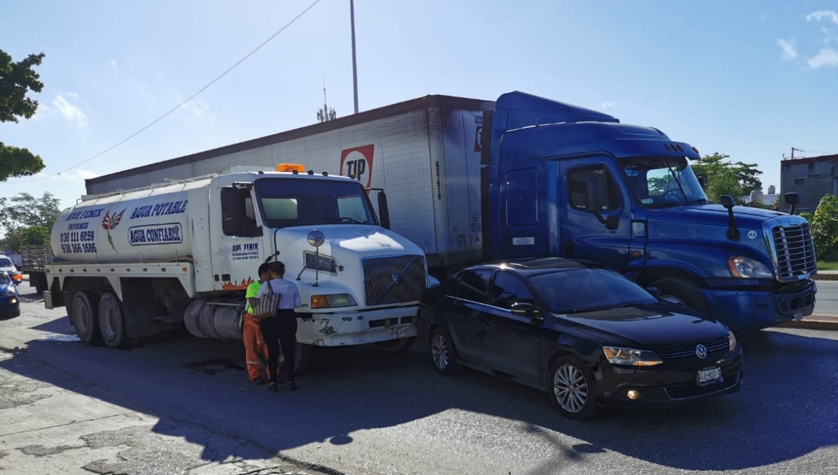 Los vehículos quedaron atravesados en la carretera impidiendo de paso de los que transitaban