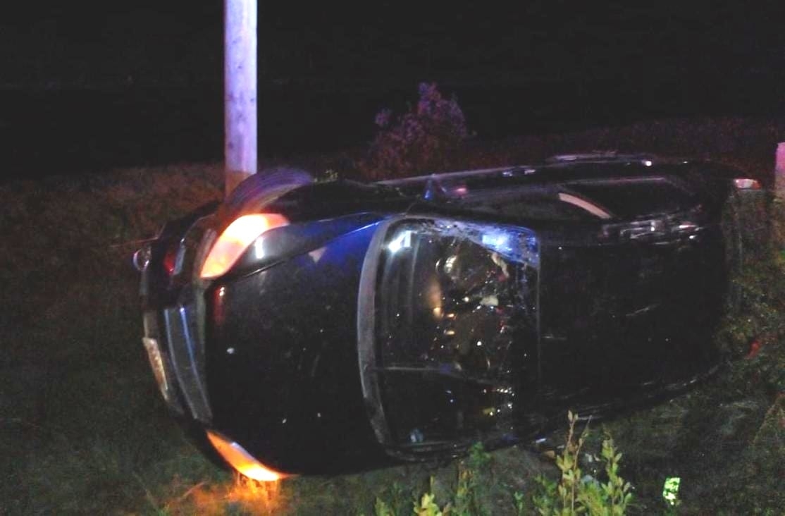 El carro quedó de lado a un costado de la carretera